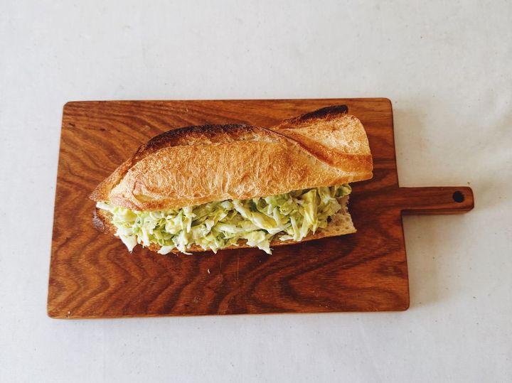 【フランス気分が味わえる簡単レシピ】春キャベツたっぷりソーセージサンド【パン好きなsumire.のバゲットサンドのレシピ vol.15 〜レシピで旅するヨーロッパ〜】