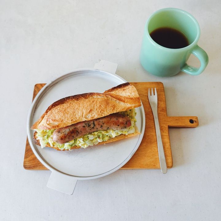 【フランス気分が味わえる簡単レシピ】春キャベツたっぷりソーセージサンド【パン好きなsumire.のバゲットサンドのレシピ vol.15 〜レシピで旅するヨーロッパ〜】