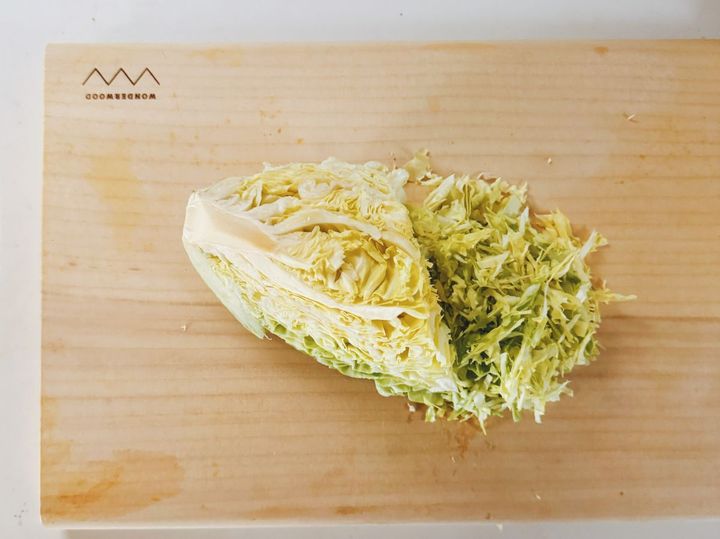 【フランス気分が味わえる簡単レシピ】春キャベツたっぷりソーセージサンド【パン好きなsumire.のバゲットサンドのレシピ vol.15 〜レシピで旅するヨーロッパ〜】