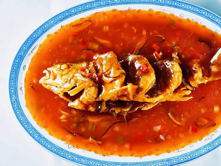 元町・中華街『華錦飯店』の「鮮魚の姿揚げ」