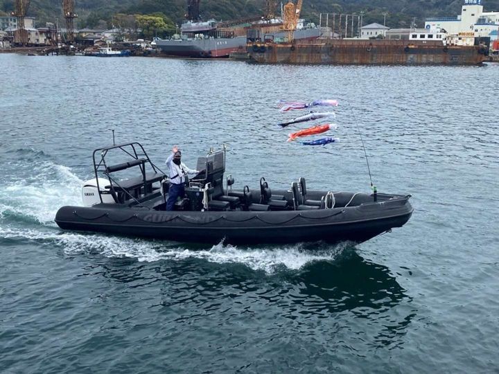 こどもの日には、鯉のぼりを掲げたRIB(リジットハル・インフレータブル・ボート)でのお見送りも