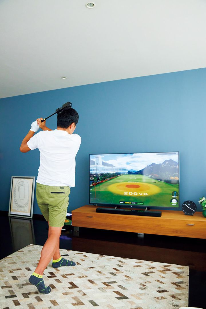 ゴルフシュミレーター〈GOLFZON〉WAVE PLAYをプレイする様子