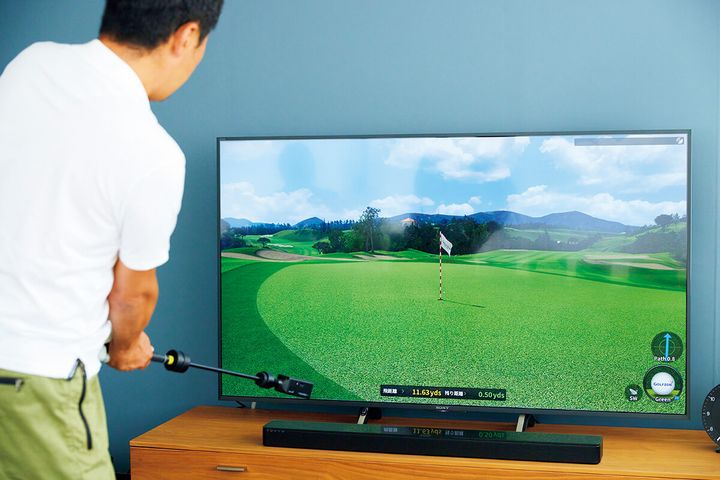 ゴルフシュミレーター〈GOLFZON〉WAVE PLAYをプレイする様子