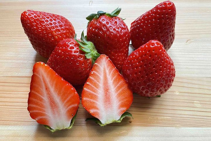 ▲表面の小さな粒が本当の果実。その果実に栄養や水を運ぶ白い筋が中心から1粒1粒に向かって伸びています。