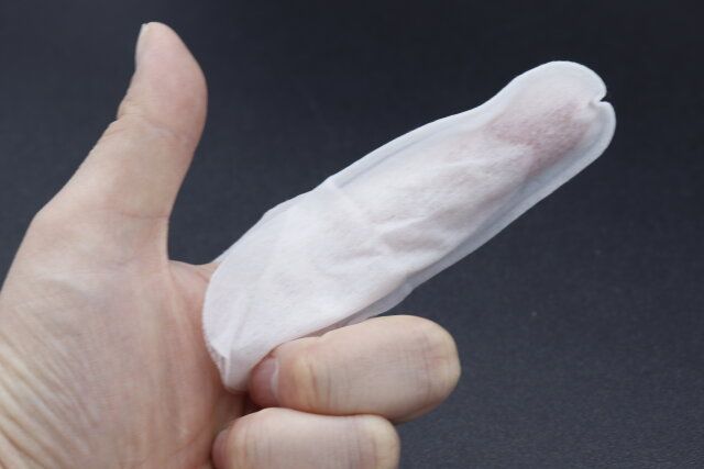 セリアの指型歯みがきシートを指にはめた様子