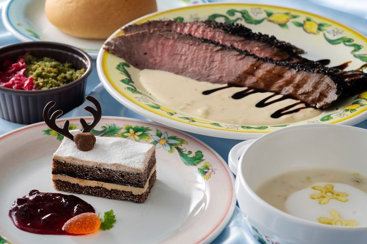 カフェ・ポルトフィーノ「スペシャルセット」シーフードのクリームスープコーヒー風味のローストビーフ マスタードクリームソース、ポテトとバジルのオーブン焼き付きパンまたはライスコーヒーチョコレートケーキ