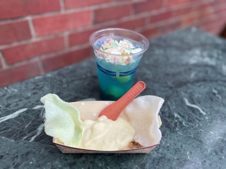 ニューヨーク・デリの「ホタテ貝のマッシュポテト、シュリンプチップ添え」800円と「スパークリングカクテル（ラム＆パイナップル）」800円