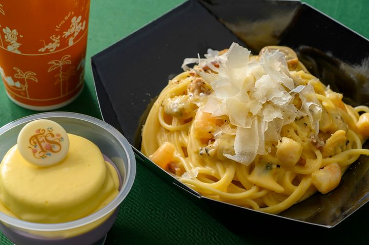 ザンビーニ・ブラザーズ・リストランテ「スペシャルセット」スパゲッティ、シーフードのカルボナーラソースベリームースケーキソフトドリンクのチョイス