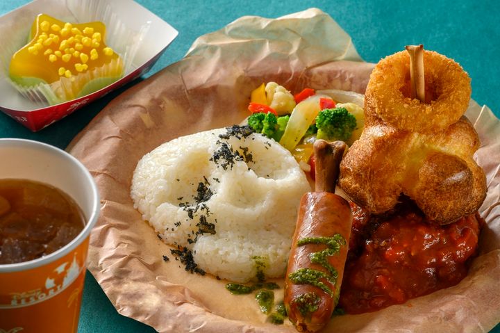 ユカタン・ベースキャンプ・グリル「スペシャルセット」アントレプレート（ハンバーグ、骨付きソーセージ、BBQソース、チーズフライ、バターライス）ライムとトロピカルフルーツのケーキソフトドリンクのチョイス