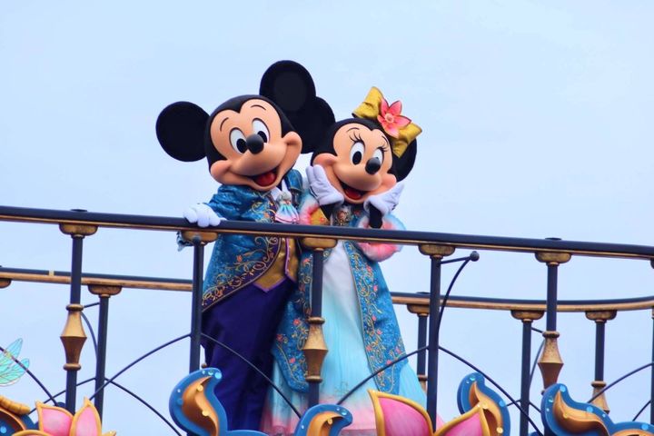 ファンタジースプリングスをイメージしたコスチュームで登場するミッキー＆ミニー