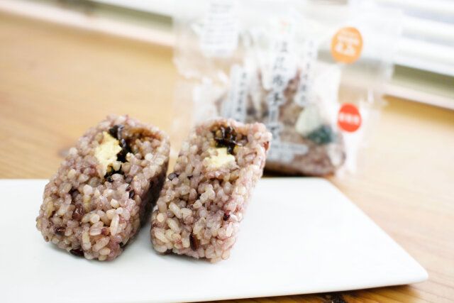 セブン-イレブンの玄米おむすび 塩昆布チーズ