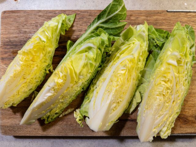 春キャベツのステーキ レシピ キャベツを切る