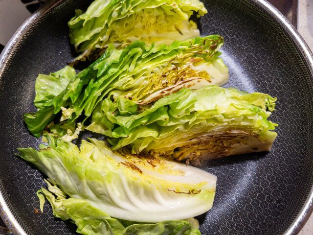 春キャベツのステーキ レシピ 反対の面も焼き蒸し焼きにする