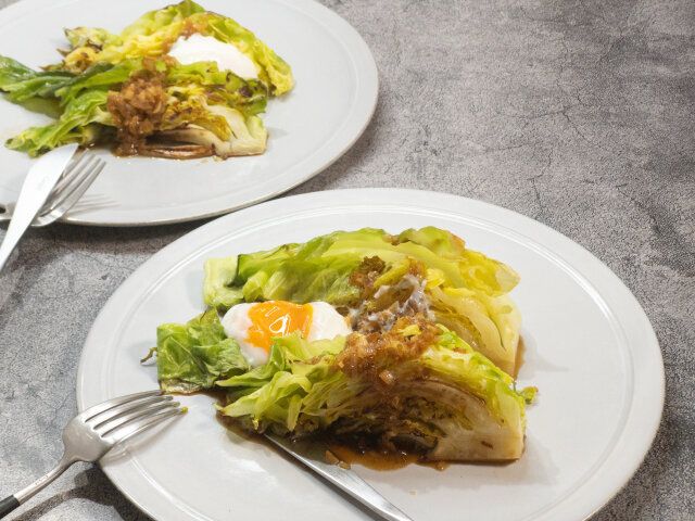 春キャベツのステーキ レシピ 温泉卵をのせる