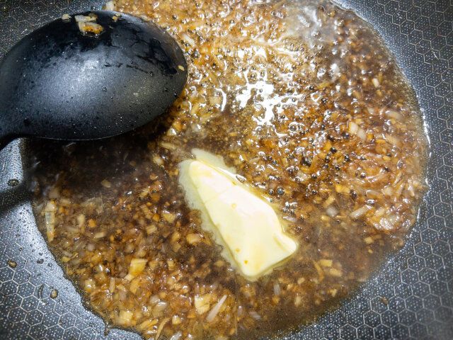 春キャベツのステーキ レシピ ソースを作る