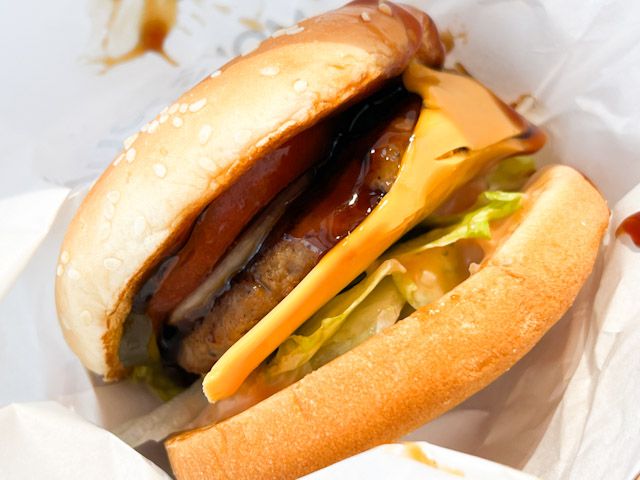 手に持った「本格プルコギバーガー」