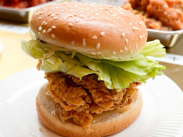 お皿に置かれた「サイバーガー」