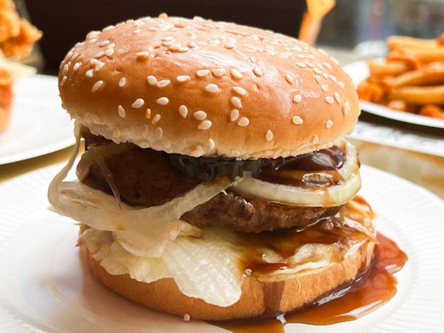 お皿に置かれた「本格プルコギバーガー」