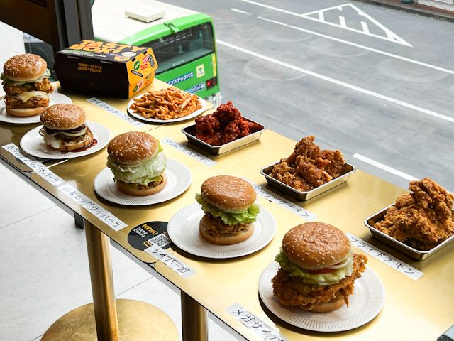 テーブルに並んだ「マムズタッチ」のメニュー