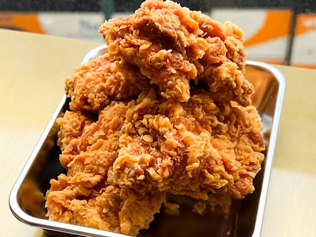 お皿に置かれた「骨なしフライドチキン」