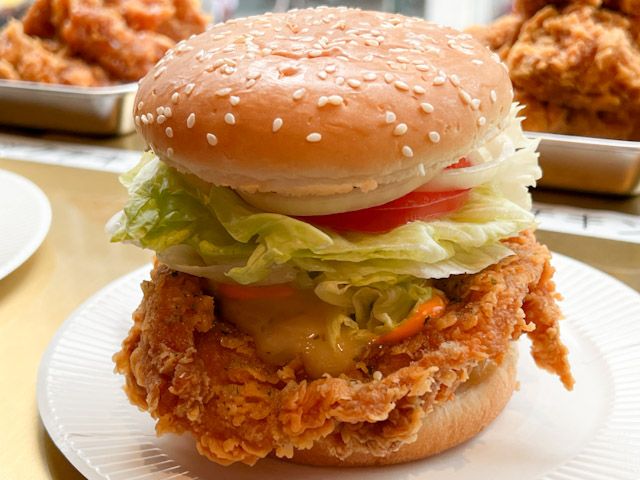 お皿に置かれた「メガサイズサイバーガー」