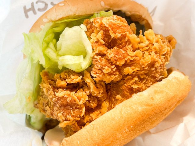 手に持った「サイバーガー」