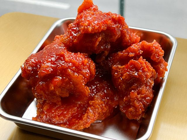 お皿に置かれた「骨なしヤンニョムチキン」