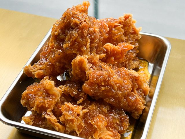 お皿に置かれた「骨なし醤油ガーリックチキン」