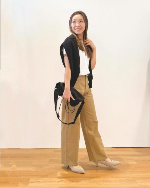 カーキのUNIQLO Uのハイウエストストレートカラージーンズを着用したコーデ