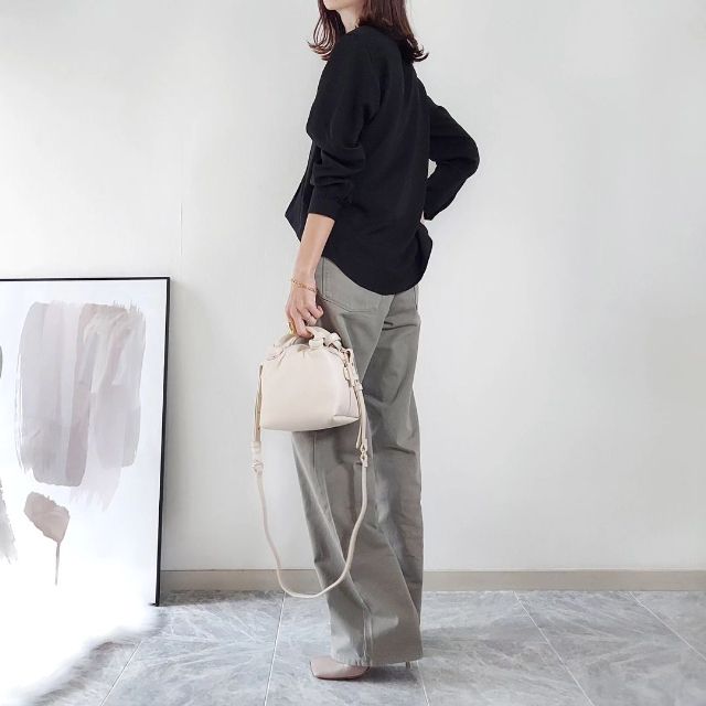 グレーのUNIQLO Uのハイウエストストレートカラージーンズを着用したコーデ