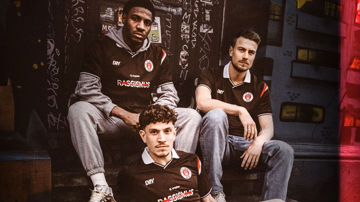 好調ザンクト・パウリ、「反人種差別」の限定ユニフォームを発表！収益の一部は被害者支援団体に寄付へ