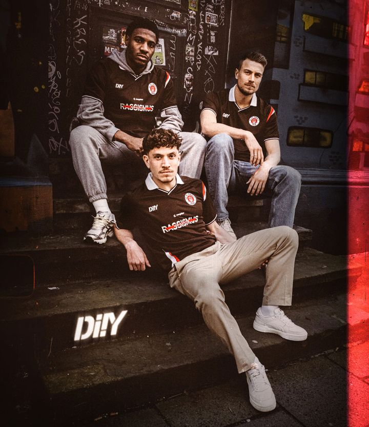 好調ザンクト・パウリ、「反人種差別」の限定ユニフォームを発表！収益の一部は被害者支援団体に寄付へ