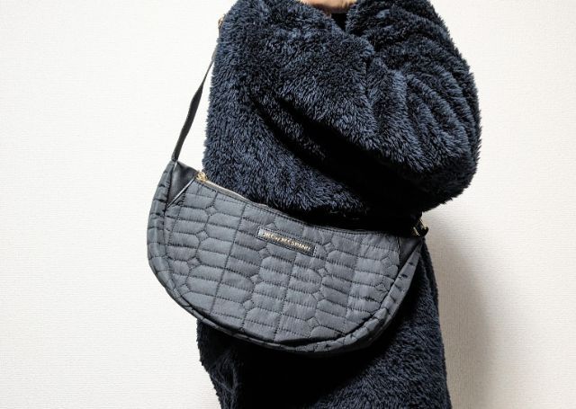 三日月トート肩にかけたところ