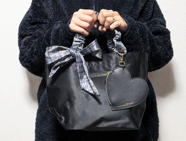 トートバッグ持ったところ