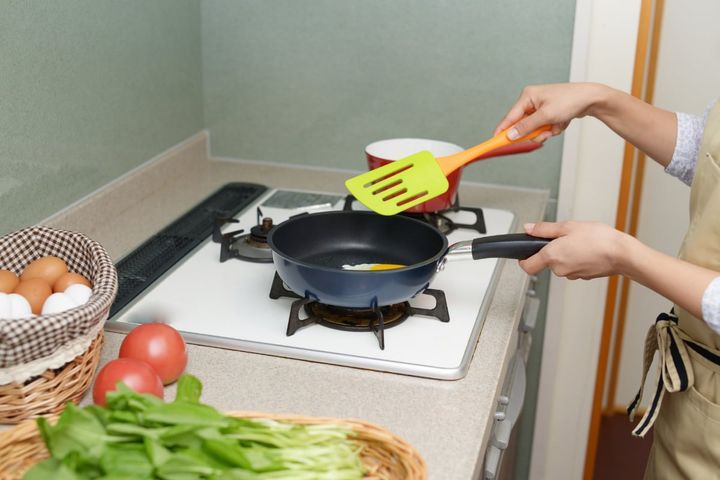 小径のフライパンは調理時に傾くことがあるので、要注意（写真はイメージ）
