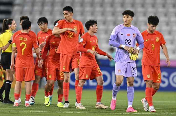 中国、U-23日本代表戦で2メートル超の控えGKをFW起用したワケ！「彼は元FW、背が伸びすぎてGKになった」