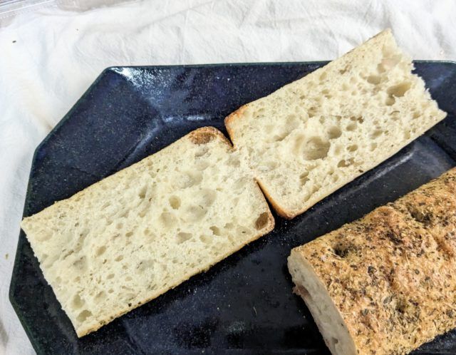 フォカッチャ半分に