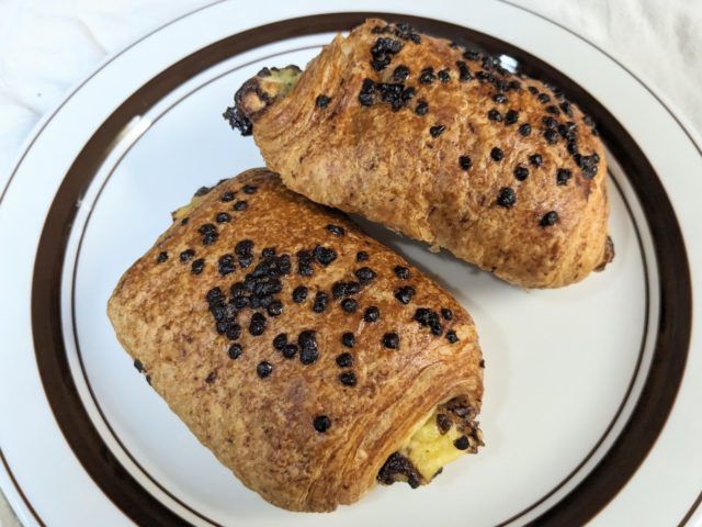 トリプルチョコデニッシュお皿に