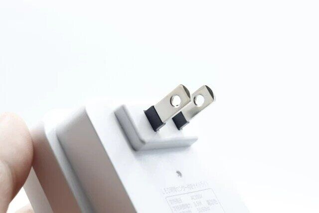 ダイソーのLED明暗センサー付きナイトライト（電球色）はコンセント直差し