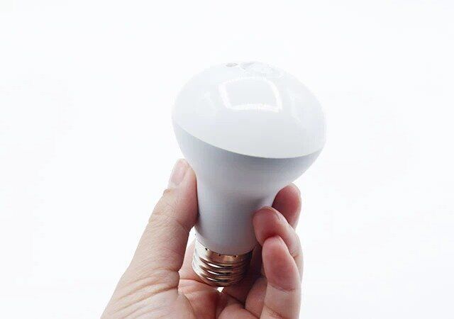 ダイソーのLED電球人感センサー付き（40W形相当、昼白色）