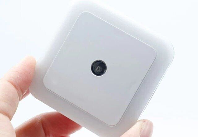 ダイソーのLED明暗センサー付きナイトライト（電球色）