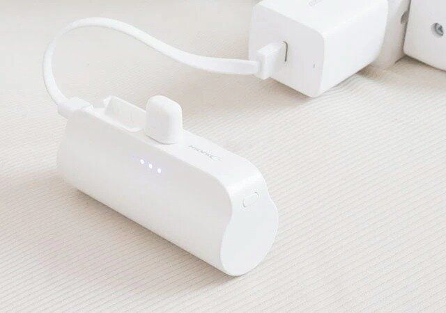 ダイソーのモバイルバッテリー（5000mAh、ホワイト、ミニ）の充電