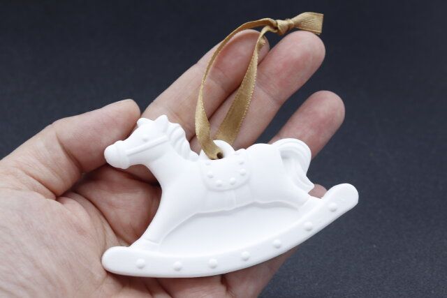 セリアのアロマストーン木馬を手のひらに乗せた様子