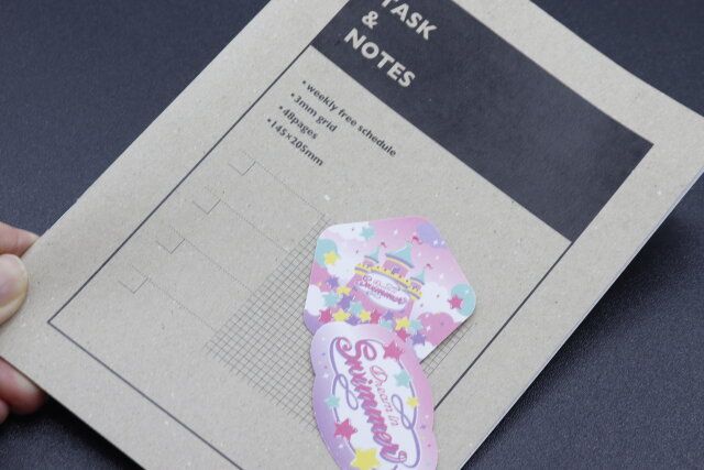 キャンドゥのダイカットシール 3PをA4ノートの上に乗せた様子