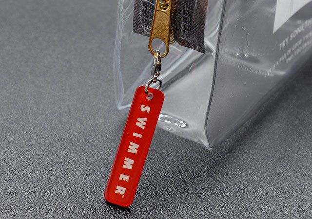 キャンドゥのミニチャーム ロゴをファスナートップに装着