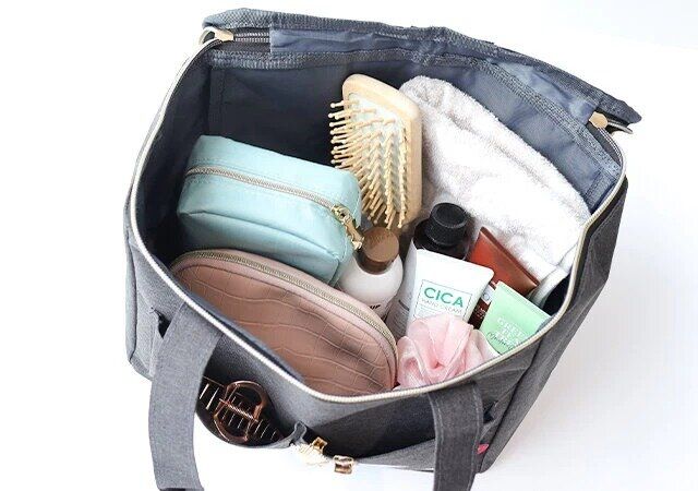 ムーミンの家でも外でも使える ピクニックバッグ BLACK ver.に荷物を収納