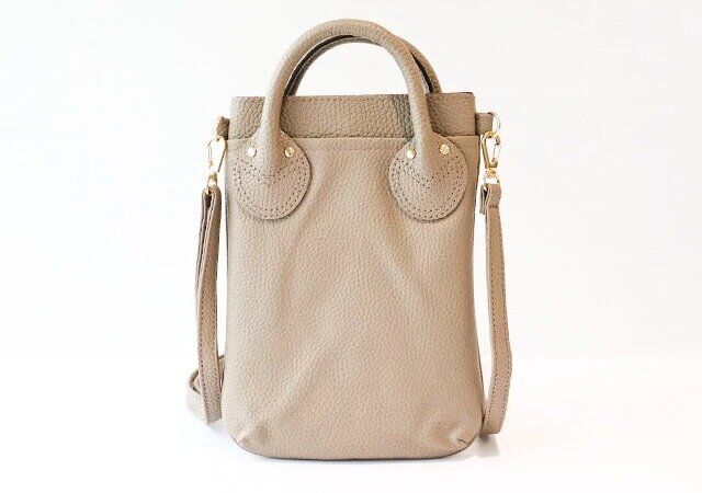 ヤングアンドオルセンのスマホショルダー TAUPEの背面ポケット