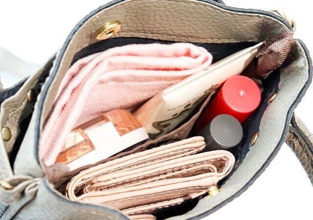 ヤングアンドオルセンのスマホショルダー TAUPEに荷物を収納