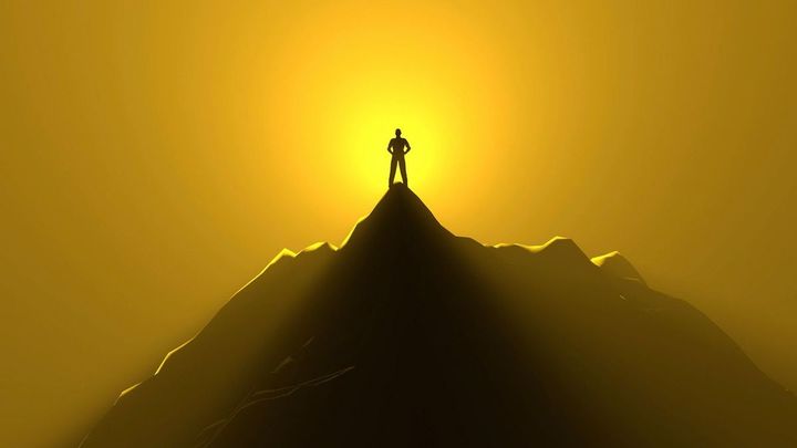 山の頂上に立つ人