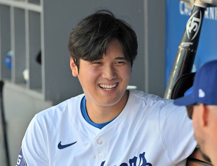 カージナルス戦、ベンチで笑顔を見せるドジャースの大谷翔平＝2024年3月28日、アメリカ・ロサンゼルス